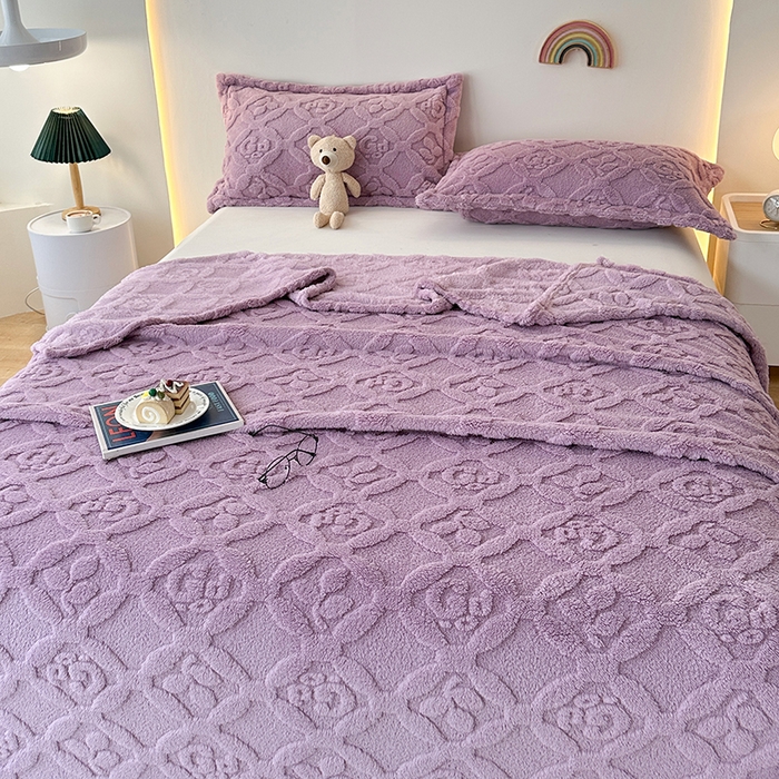 91家纺网 家纺一手货源 找家纺 芸锦豪 2024新款三叶草提花毛毯--卷边款 莫奈紫