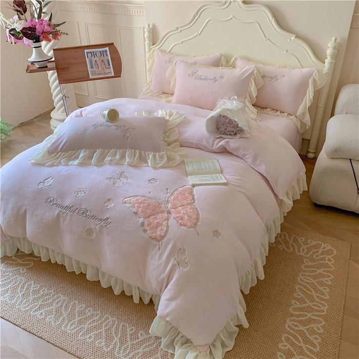 91家纺网 家纺一手货源 找家纺 富盛家纺 2024新款牛奶绒立体刺绣四件套韩版公主风四件套-翩翩起舞 1翩翩起舞—樱桃粉