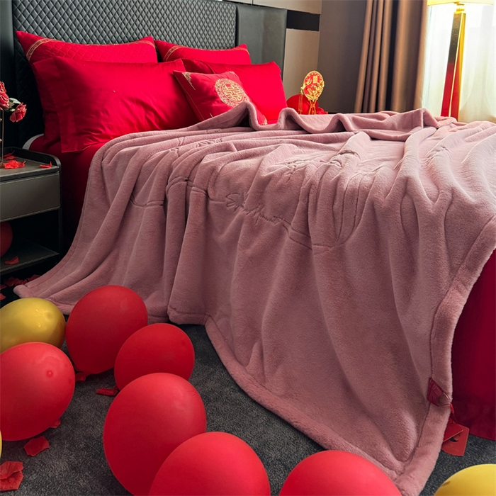 91家纺网 家纺一手货源 找家纺 2024新款仿皮草兔绒精品绣花毛毯毯子 甜蜜爱恋-粉