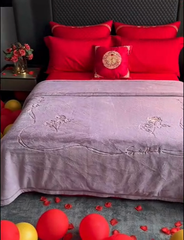 91家纺网 家纺一手货源 找家纺 2024新款仿皮草兔绒精品绣花毛毯毯子 甜蜜爱恋-紫