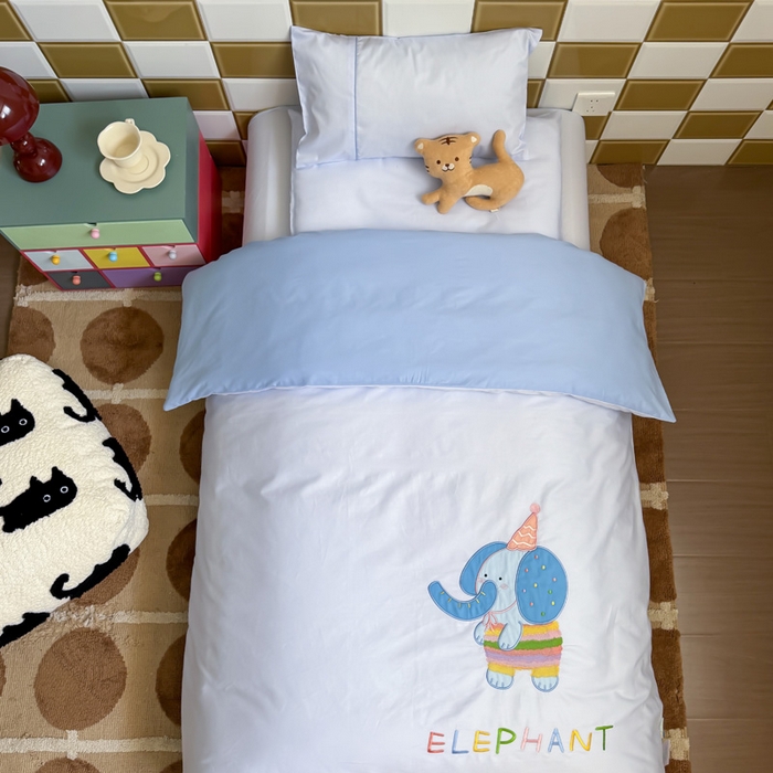 91家纺网 家纺一手货源 找家纺 喜多兔 2024新款快乐多巴胺纯棉绣花幼儿园被子三件套 蓝色彩虹小象