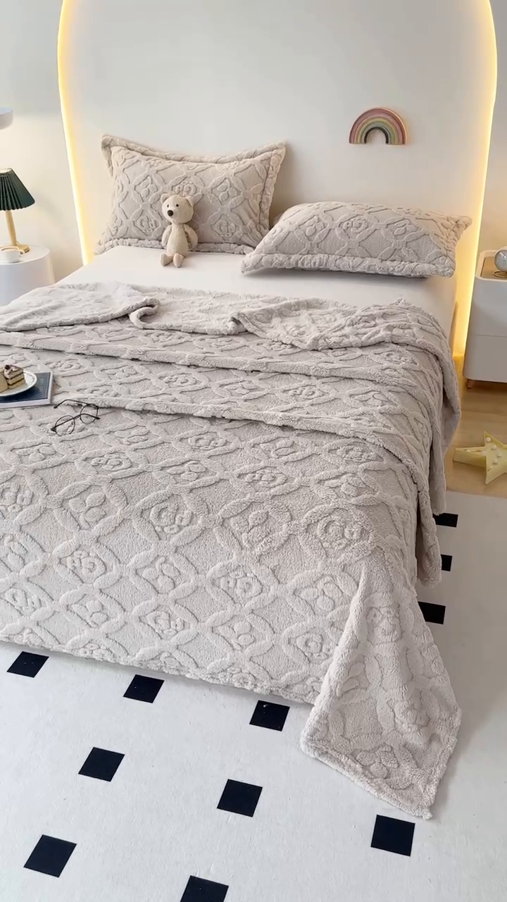 91家纺网 家纺一手货源 找家纺 芸锦豪 2024新款三叶草提花毛毯--卷边款 浅卡其