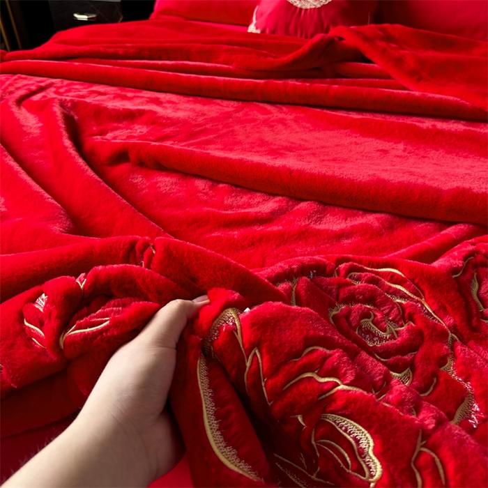 91家纺网 家纺一手货源 找家纺 2024新款仿皮草兔绒精品绣花毛毯毯子 幸福花海