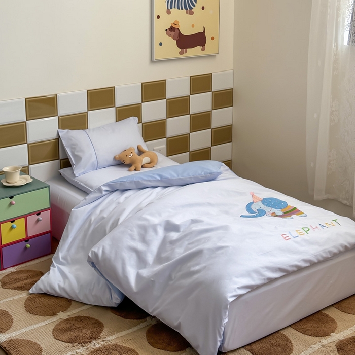 91家纺网 家纺一手货源 找家纺 喜多兔 2024新款快乐多巴胺纯棉绣花幼儿园被子三件套 蓝色彩虹小象