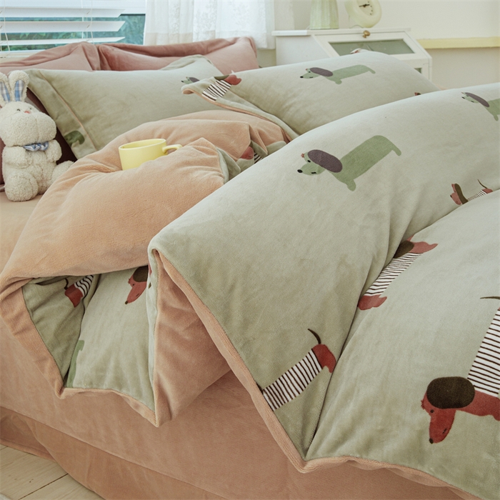 91家纺网 家纺一手货源 找家纺 锦罗绣 2024新款加厚牛奶绒四件套印花四件套单被套 贵宾犬