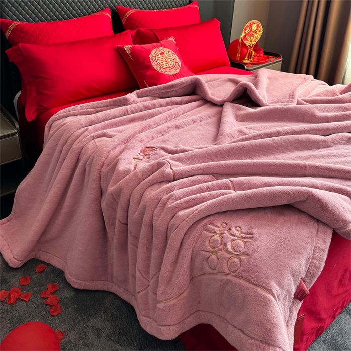 91家纺网 家纺一手货源 找家纺 2024新款仿皮草兔绒精品绣花毛毯毯子 心里有约-粉