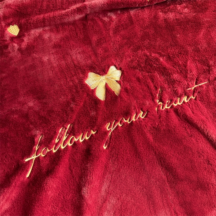91家纺网 家纺一手货源 找家纺 2024新款仿皮草兔绒精品绣花毛毯毯子 蝴蝶结-酒红
