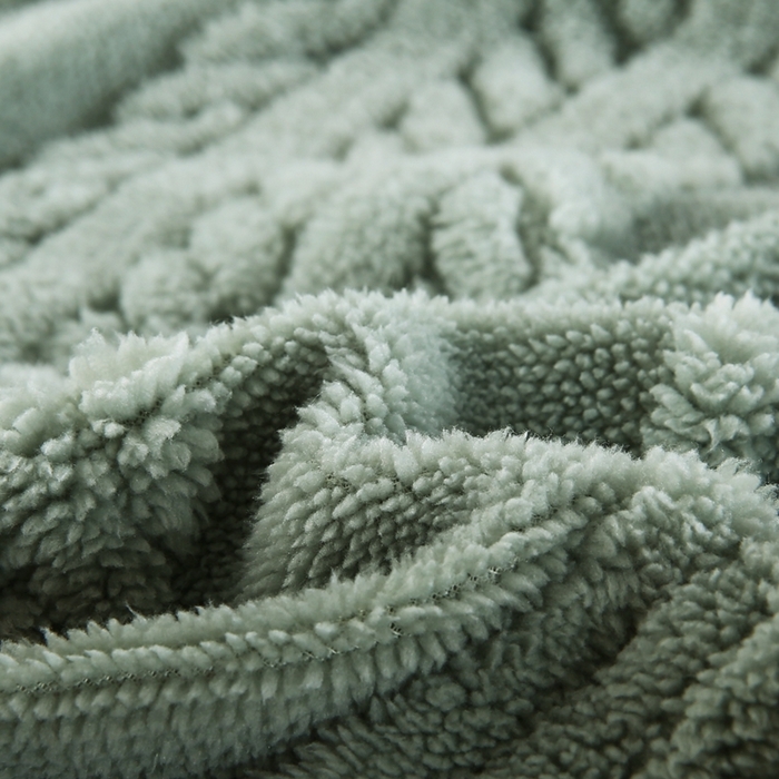 91家纺网 家纺一手货源 找家纺 巴木赫 2024新款8字配色双层羊羔绒毛毯 墨绿