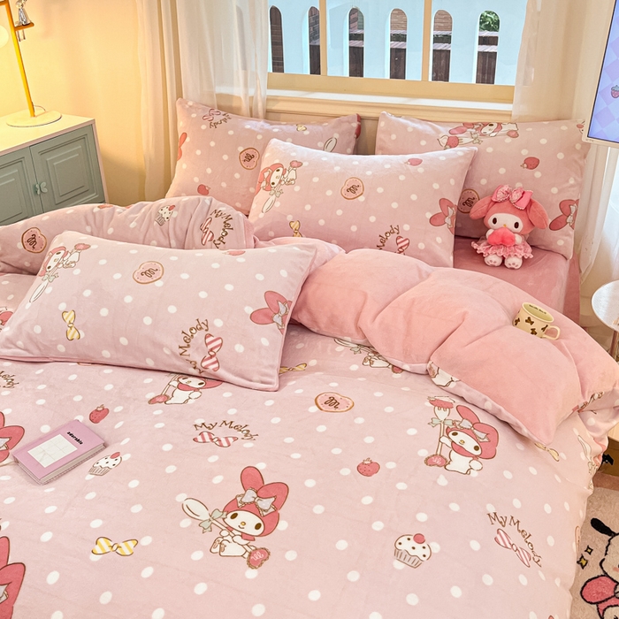 91家纺网 家纺一手货源 找家纺 2024新品正版三丽鸥授权卡通加厚高克重牛奶绒系列四件套 绒三丽鸥-草莓甜点美乐蒂