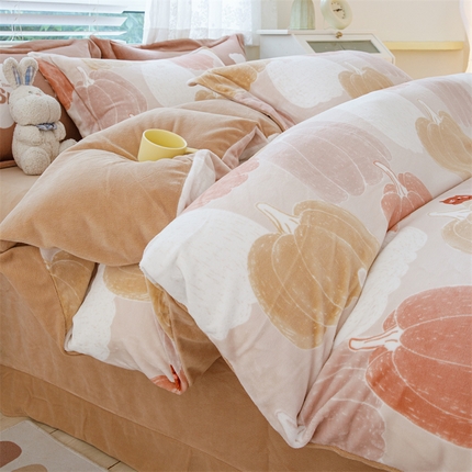 91家纺网 家纺一手货源 找家纺 锦罗绣 2024新款加厚牛奶绒四件套印花四件套单被套 南瓜小镇