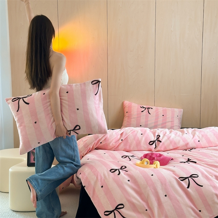 91家纺网 家纺一手货源 找家纺 呗旺鹿 2024新款小红书爆款牛奶绒印花四件套 若颜