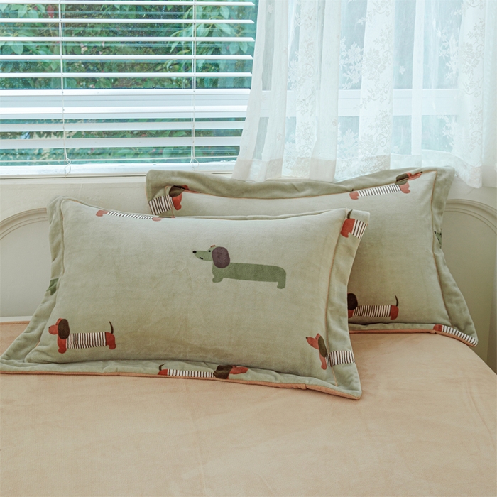 91家纺网 家纺一手货源 找家纺 锦罗绣 2024新款加厚牛奶绒四件套印花四件套单被套 贵宾犬