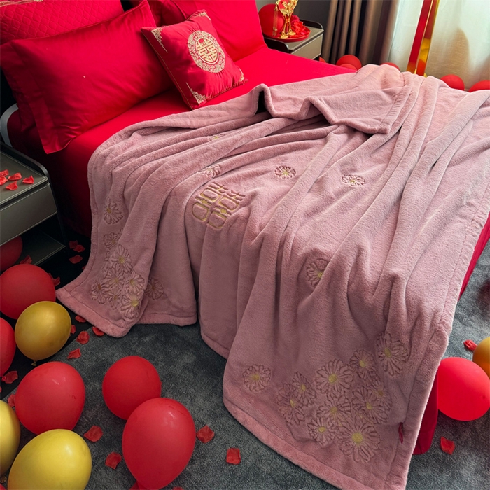 91家纺网 家纺一手货源 找家纺 2024新款仿皮草兔绒精品绣花毛毯毯子 柔情密意-粉