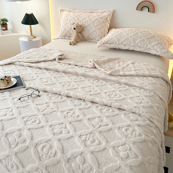 91家纺网 家纺一手货源 找家纺 芸锦豪 2024新款三叶草提花毛毯--卷边款 米杏