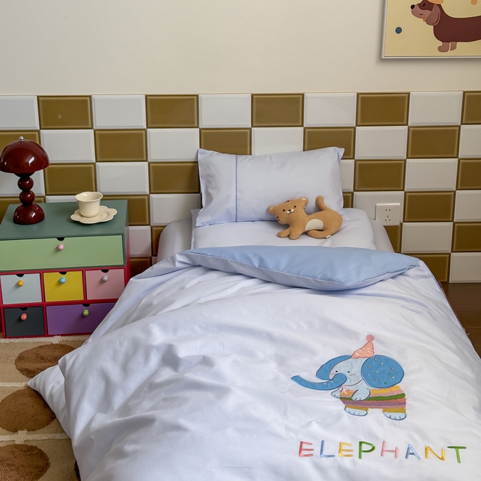 91家纺网 家纺一手货源 找家纺 喜多兔 2024新款快乐多巴胺纯棉绣花幼儿园被子三件套 蓝色彩虹小象