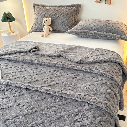 91家纺网 家纺一手货源 找家纺 芸锦豪 2024新款三叶草提花毛毯--卷边款 深灰