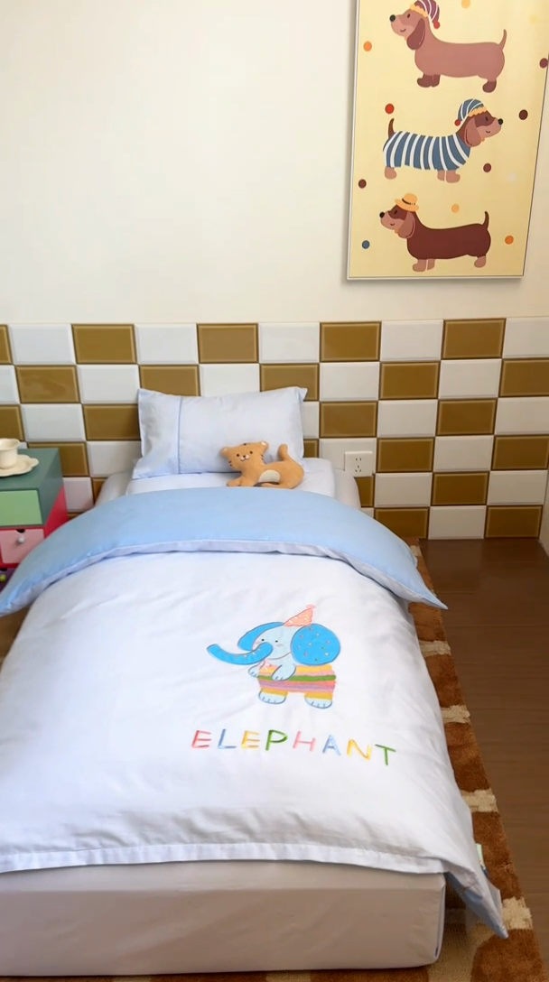 91家纺网 家纺一手货源 找家纺 喜多兔 2024新款快乐多巴胺纯棉绣花幼儿园被子三件套 蓝色彩虹小象