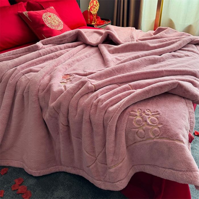 91家纺网 家纺一手货源 找家纺 2024新款仿皮草兔绒精品绣花毛毯毯子 心里有约-粉