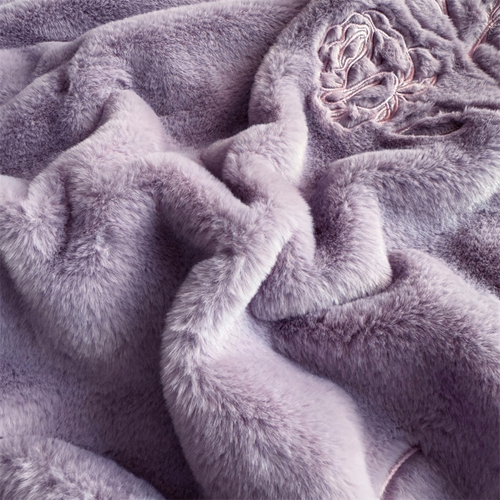 91家纺网 家纺一手货源 找家纺 2024新款仿皮草兔绒精品绣花毛毯毯子 甜蜜爱恋-紫