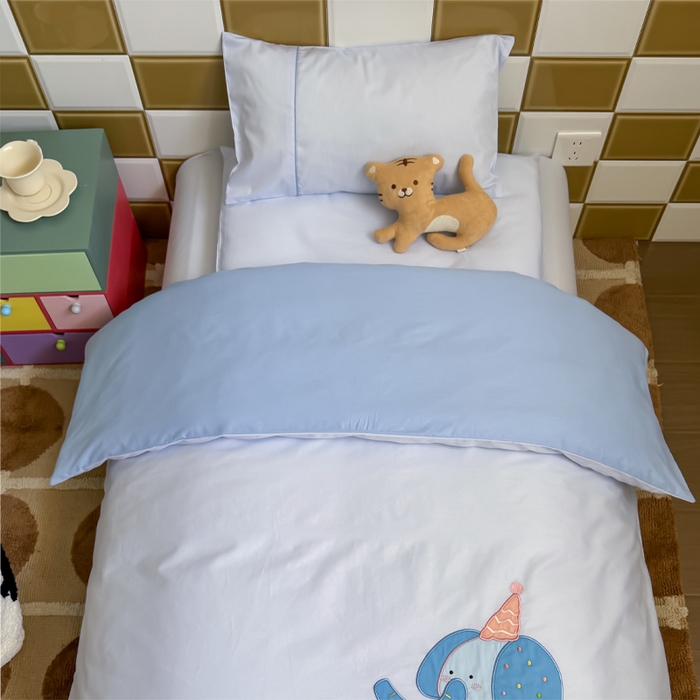 91家纺网 家纺一手货源 找家纺 喜多兔 2024新款快乐多巴胺纯棉绣花幼儿园被子三件套 蓝色彩虹小象