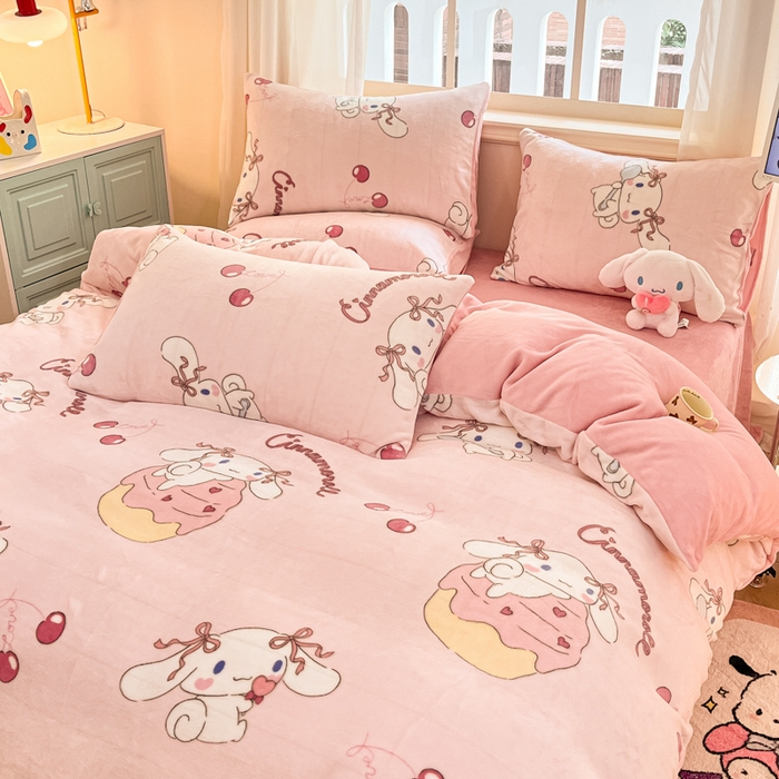 91家纺网 家纺一手货源 找家纺 2024新品正版三丽鸥授权卡通加厚高克重牛奶绒系列四件套 绒三丽鸥-樱桃蛋糕玉桂狗