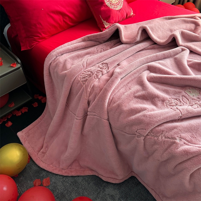 91家纺网 家纺一手货源 找家纺 2024新款仿皮草兔绒精品绣花毛毯毯子 甜蜜爱恋-粉