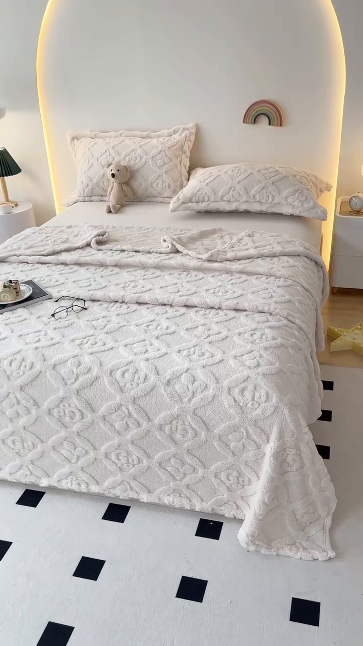 91家纺网 家纺一手货源 找家纺 芸锦豪 2024新款三叶草提花毛毯--卷边款 米杏