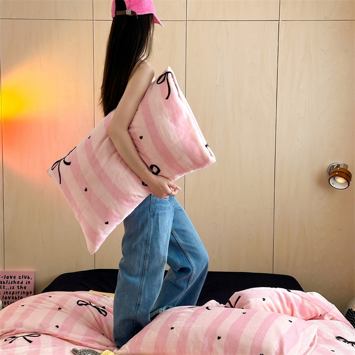 91家纺网 家纺一手货源 找家纺 呗旺鹿 2024新款小红书爆款牛奶绒印花四件套 若颜