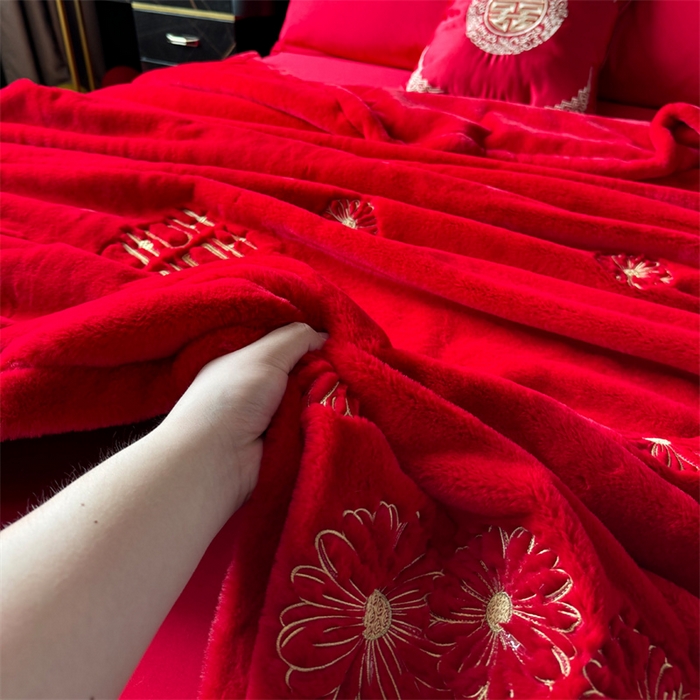 91家纺网 家纺一手货源 找家纺 2024新款仿皮草兔绒精品绣花毛毯毯子 柔情密意-大红