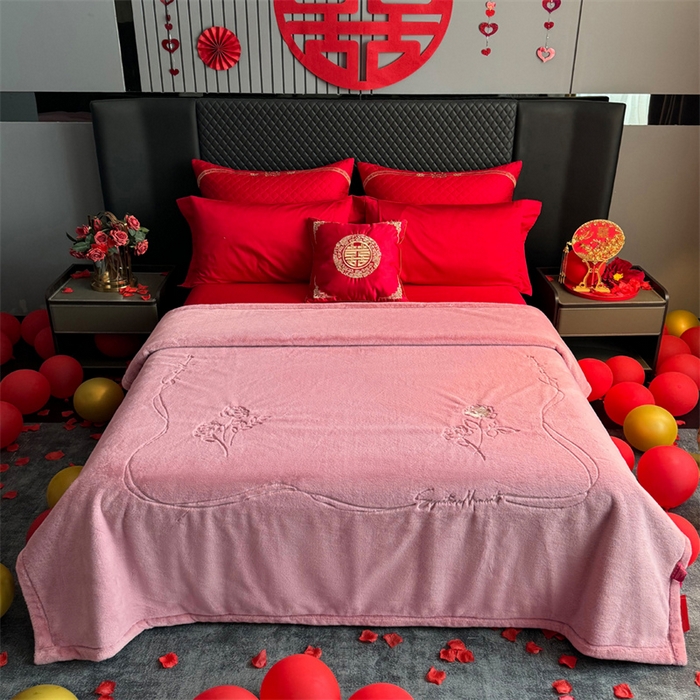 91家纺网 家纺一手货源 找家纺 2024新款仿皮草兔绒精品绣花毛毯毯子 甜蜜爱恋-粉