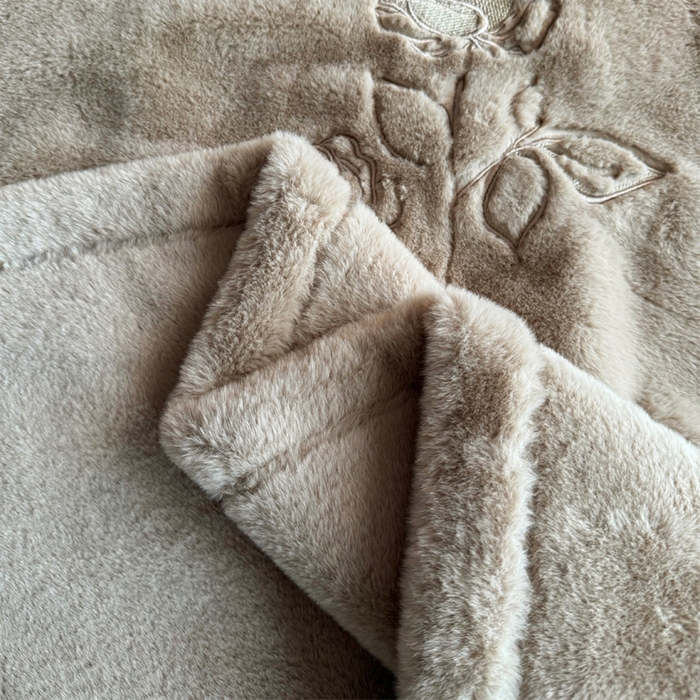 91家纺网 家纺一手货源 找家纺 2024新款仿皮草兔绒精品绣花毛毯毯子 甜蜜爱恋-米驼