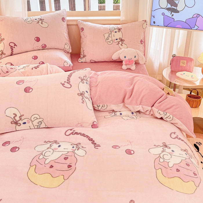 91家纺网 家纺一手货源 找家纺 2024新品正版三丽鸥授权卡通加厚高克重牛奶绒系列四件套 绒三丽鸥-樱桃蛋糕玉桂狗