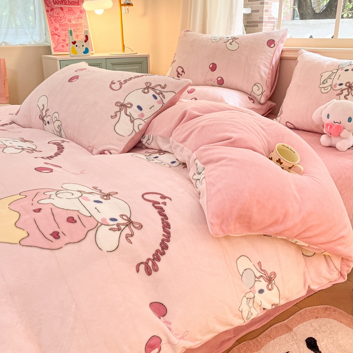 91家纺网 家纺一手货源 找家纺 2024新品正版三丽鸥授权卡通加厚高克重牛奶绒系列四件套 绒三丽鸥-樱桃蛋糕玉桂狗