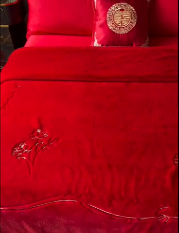 91家纺网 家纺一手货源 找家纺 2024新款仿皮草兔绒精品绣花毛毯毯子 甜蜜爱恋-大红