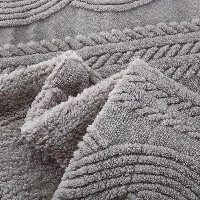 91家纺网 家纺一手货源 找家纺 巴木赫 2024新款8字配色双层羊羔绒毛毯 浅灰