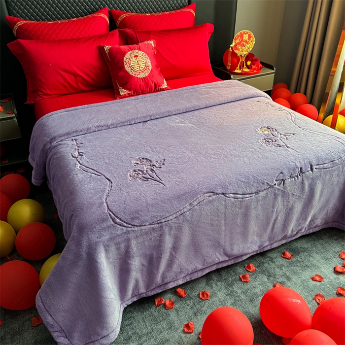 91家纺网 家纺一手货源 找家纺 2024新款仿皮草兔绒精品绣花毛毯毯子 甜蜜爱恋-紫