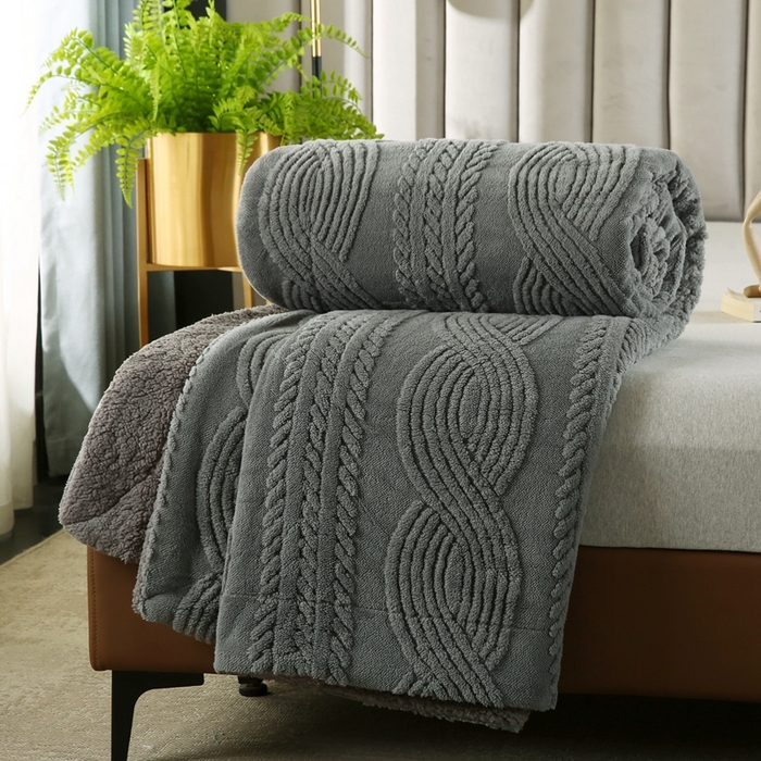 91家纺网 家纺一手货源 找家纺 巴木赫 2024新款8字配色双层羊羔绒毛毯 深灰