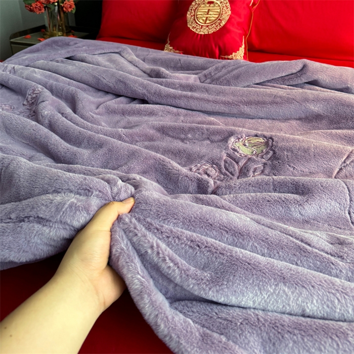 91家纺网 家纺一手货源 找家纺 2024新款仿皮草兔绒精品绣花毛毯毯子 甜蜜爱恋-紫