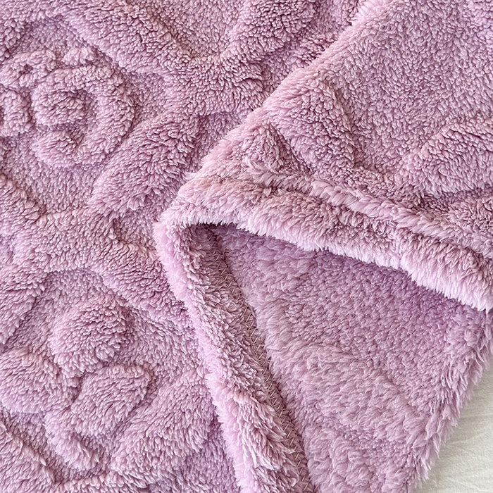 91家纺网 家纺一手货源 找家纺 芸锦豪 2024新款三叶草提花毛毯--卷边款 莫奈紫