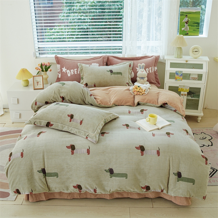 91家纺网 家纺一手货源 找家纺 锦罗绣 2024新款加厚牛奶绒四件套印花四件套单被套 贵宾犬