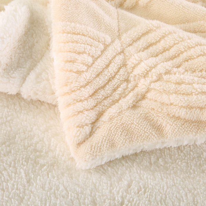 91家纺网 家纺一手货源 找家纺 巴木赫 2024新款8字配色双层羊羔绒毛毯 白色