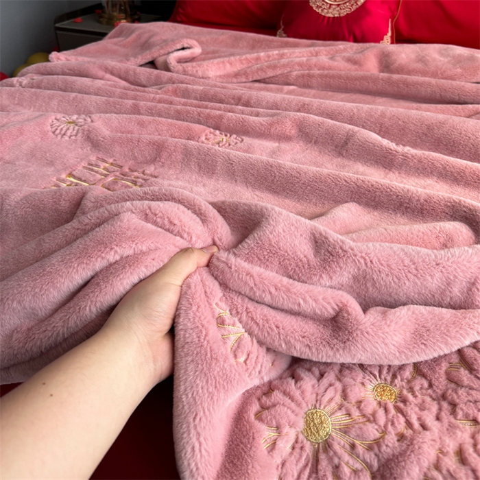 91家纺网 家纺一手货源 找家纺 2024新款仿皮草兔绒精品绣花毛毯毯子 柔情密意-粉