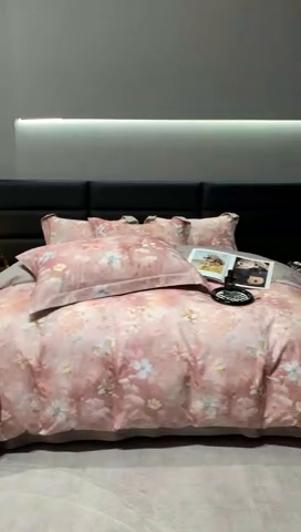 91家纺网 家纺一手货源 找家纺 2024新款A类全棉磨毛数码印花系列四件套 莉丽丝粉