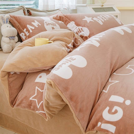 91家纺网 家纺一手货源 找家纺 锦罗绣 2024新款加厚牛奶绒四件套印花四件套单被套 绒情岁月