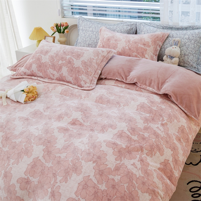 91家纺网 家纺一手货源 找家纺 锦罗绣 2024新款加厚牛奶绒四件套印花四件套单被套 佳期如梦-胭粉
