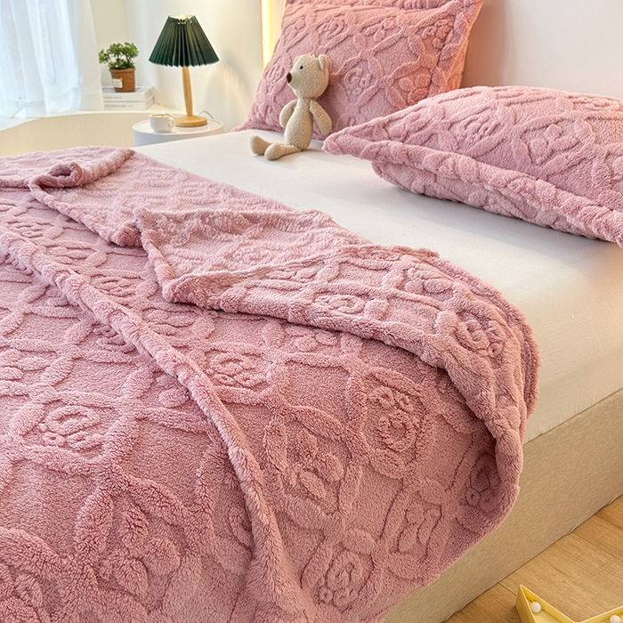 91家纺网 家纺一手货源 找家纺 芸锦豪 2024新款三叶草提花毛毯--卷边款 樱花粉