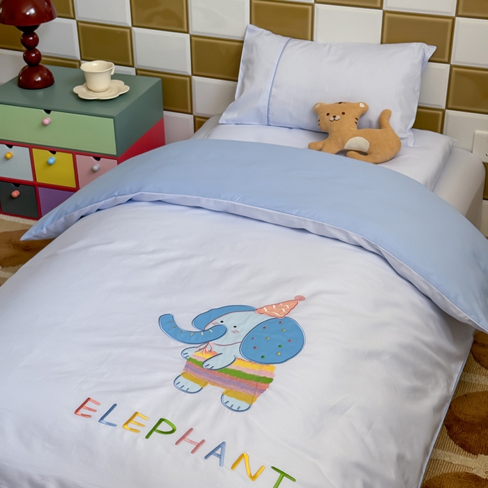 91家纺网 家纺一手货源 找家纺 喜多兔 2024新款快乐多巴胺纯棉绣花幼儿园被子三件套 蓝色彩虹小象