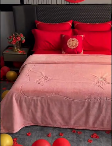 91家纺网 家纺一手货源 找家纺 2024新款仿皮草兔绒精品绣花毛毯毯子 甜蜜爱恋-粉