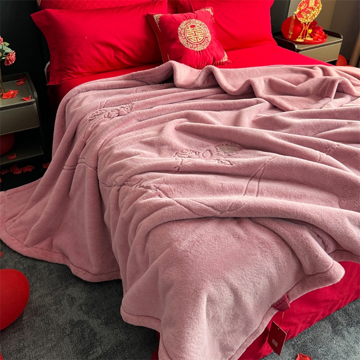 91家纺网 家纺一手货源 找家纺 2024新款仿皮草兔绒精品绣花毛毯毯子 甜蜜爱恋-粉