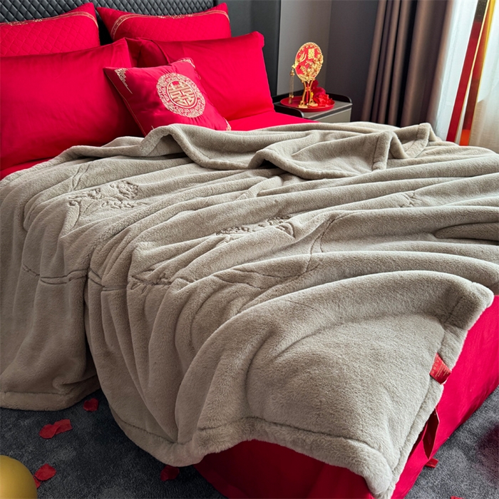 91家纺网 家纺一手货源 找家纺 2024新款仿皮草兔绒精品绣花毛毯毯子 甜蜜爱恋-米驼